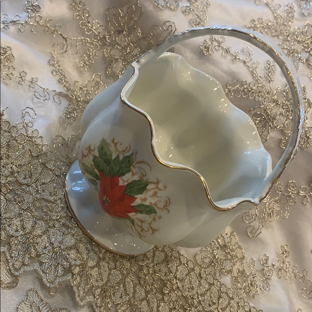 Essex Mfg vintage Porcelain Basket.